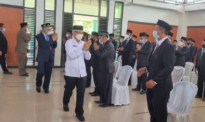 Wagub didampingi Kadikbud Sultra memberikan ucapan selamat kepada Kepsek yang telah dilantik dan diambil sumpahnya di Konawe