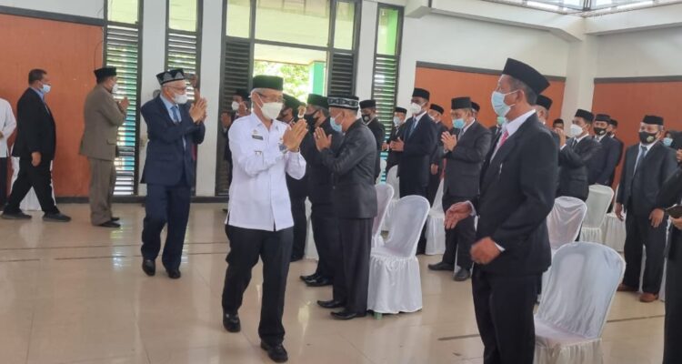 Wagub didampingi Kadikbud Sultra memberikan ucapan selamat kepada Kepsek yang telah dilantik dan diambil sumpahnya di Konawe